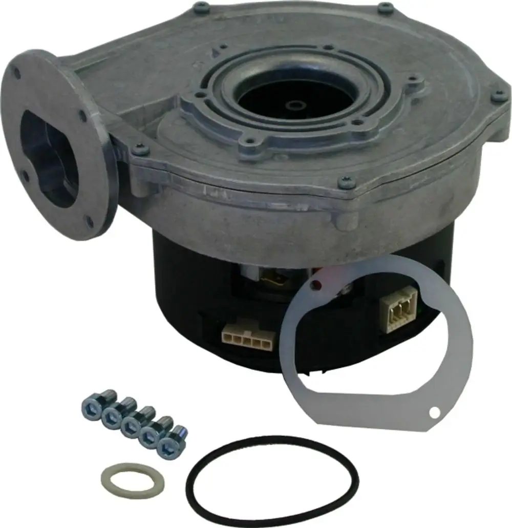 Gebläsemotor der Marke Wolf, mit Metallgehäuse und Anschlussbuchsen. Zubehör umfasst Schrauben und Dichtungen, präsentiert auf hellem Hintergrund.